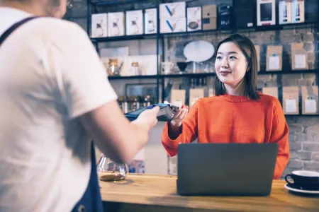 DX8000_Contactless payment_Smartphone_teashop_0.png 