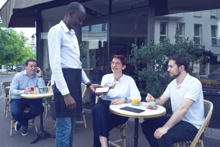 SoftPOS_At table_Women paying with her smartphone_0.png