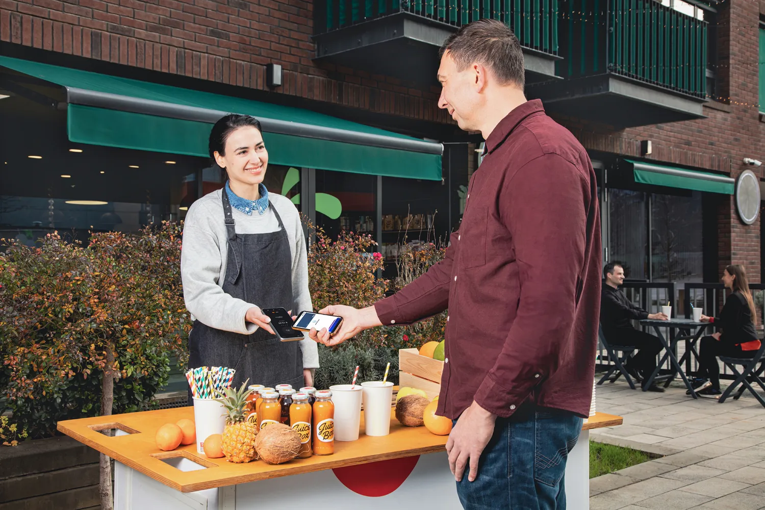 AXIUM NX8_Contactless Smarphone_Marketstall.jpg