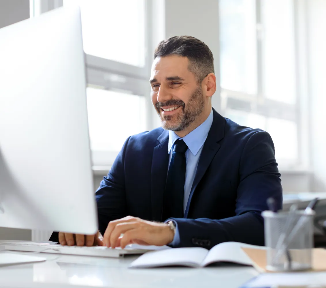 smiling-middle-aged-businessman-in-suit-working-on-2026-01-08-23-02-47-utc copie.jpg