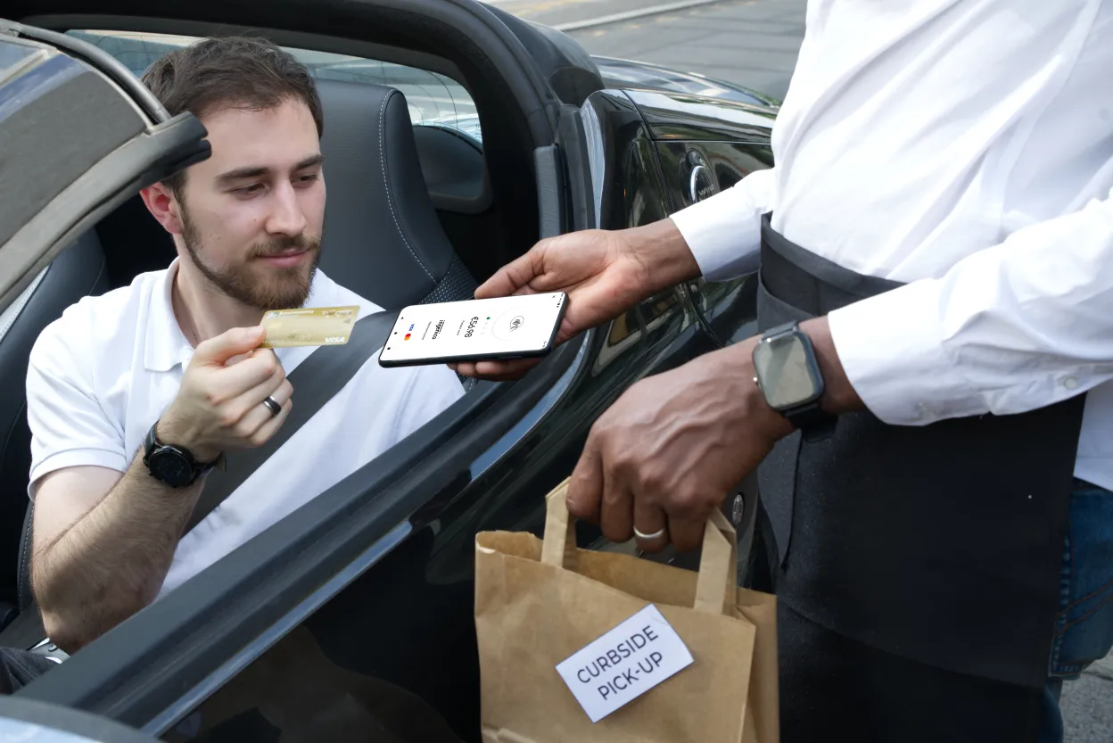 Curbside-pickup_Contactless-payment_Card_SoftPOS